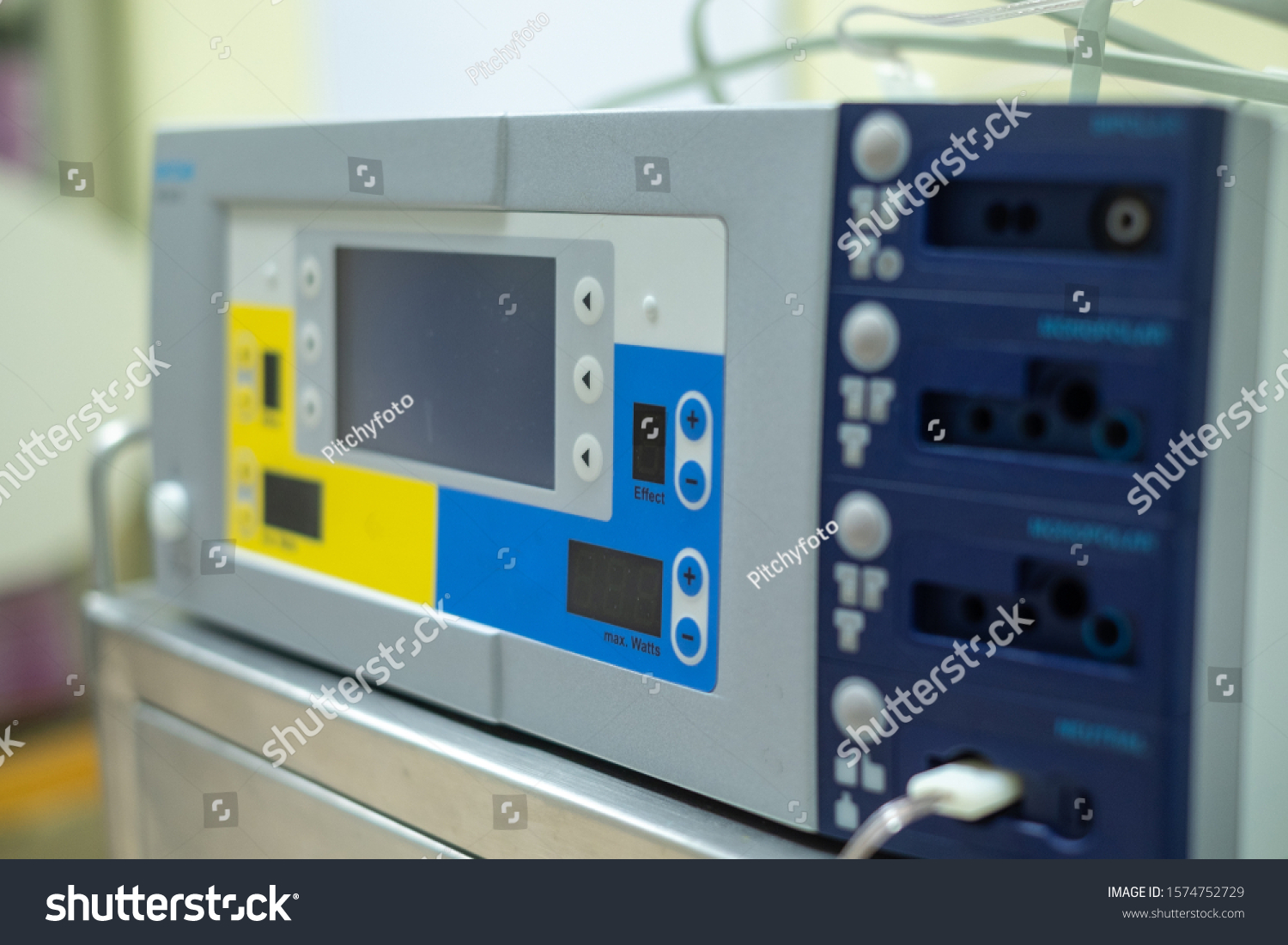 Elettrochirurgia_stock-photo-electrosurgery-instrument-machine-equipment-in-operating-room-1574752729
